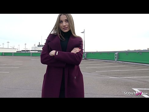 ❤️ ドイツ人スカウトマンは、夢のようにスティール、駐車場のテルテル、お金のためのセクシーに触れることです。 ロシアポルノ ❌️❤