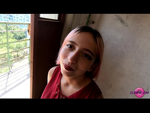 ❤️ 学生官能がアウトバックで見知らぬ男にフェラチオ～顔にザーメンをかける ロシアポルノ ❌️❤